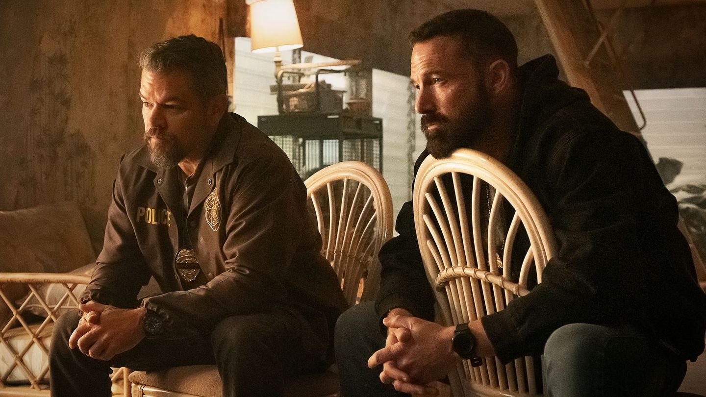 Matt Damon (links) und Ben Affleck im Netflix-Thriller "The Rip": die beiden Hollywood-Buddies produzierten einen gemeinen kleinen Cop-Thriller, den man nicht nur als bleihaltigen Actionfilm, sondern auch als Allegorie auf ein gespaltenes Amerika lesen kann.