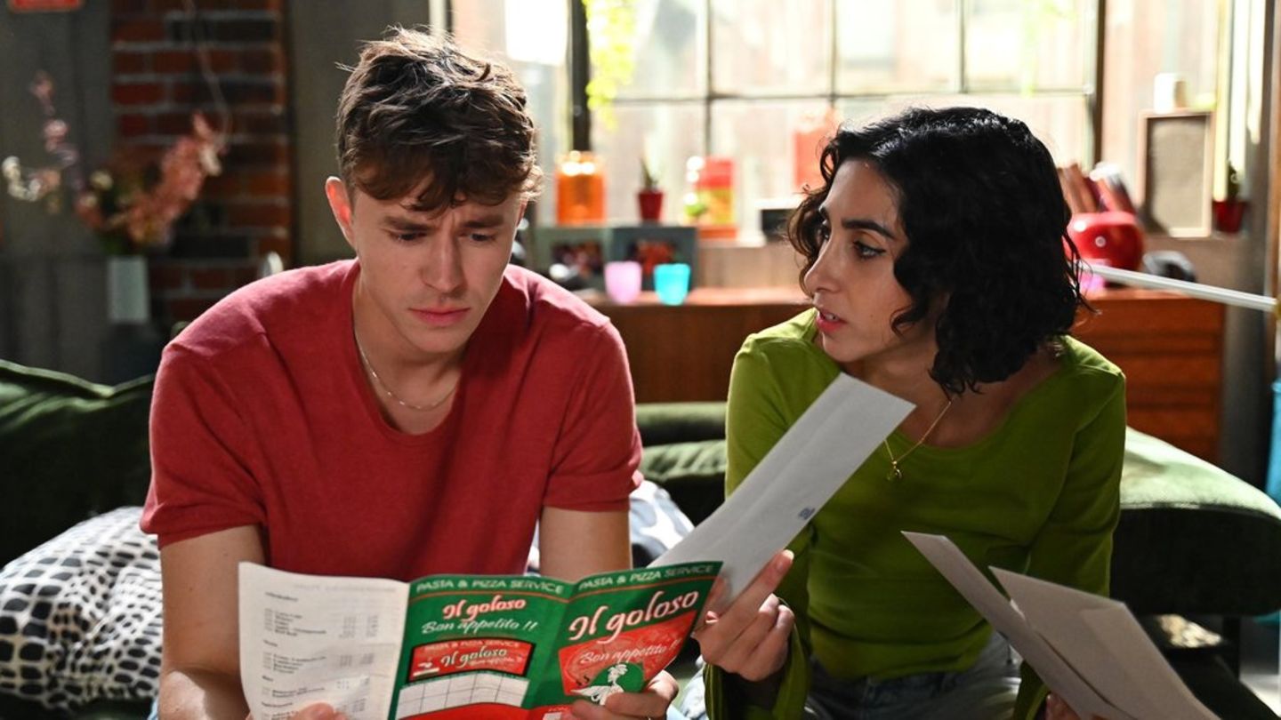 "Alles was zählt": Leyla (r.) besteht irritiert darauf, dass Elias seine Post öffnet.