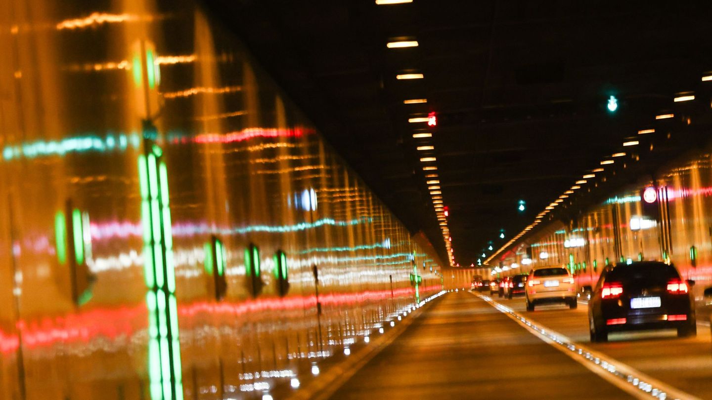 In Richtung Süden ist wegen Reinigungsarbeiten bis Mittag nur eine Fahrbahn frei. (Archivbild) Foto: Christian Charisius/dpa