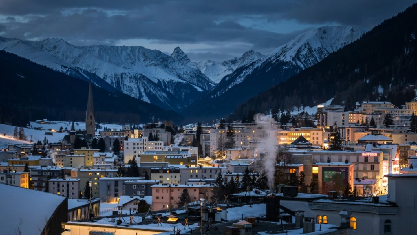 Blick auf Davos in den Schweizer Alpen