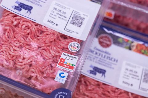 Bei Rindfleisch aus dem SB-Regal kamen 2024 noch 62,4 Prozent aus der untersten Haltungsstufe 1 - nach 75,6 Prozent im Jahr zuvo