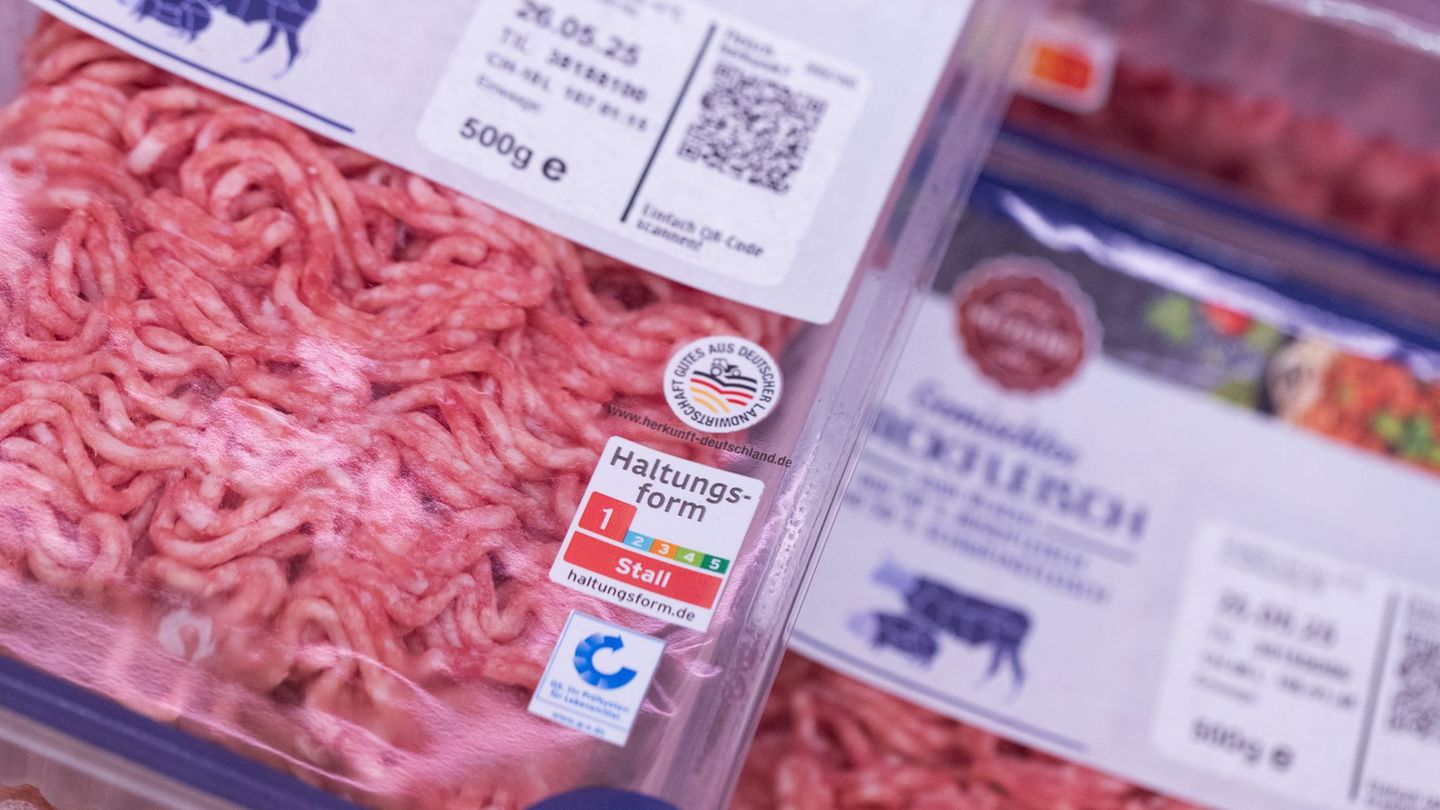 Bei Rindfleisch aus dem SB-Regal kamen 2024 noch 62,4 Prozent aus der untersten Haltungsstufe 1 - nach 75,6 Prozent im Jahr zuvo