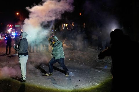 Proteste in Minneapolis spitzen sich zu – erneut Mann von ICE-Agent angeschossen