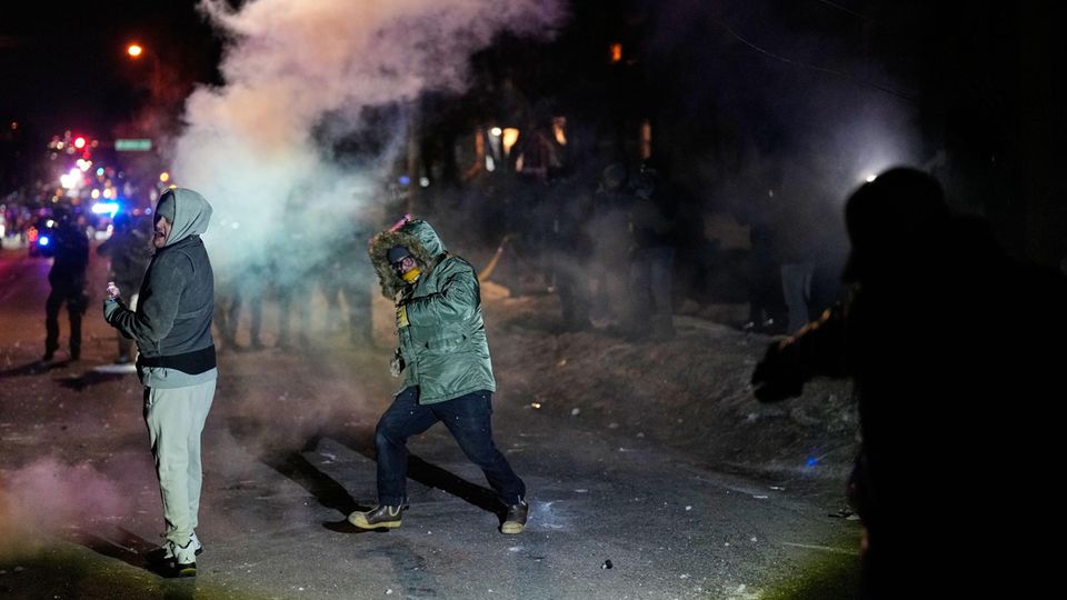Proteste in Minneapolis spitzen sich zu – erneut Mann von ICE-Agent angeschossen
