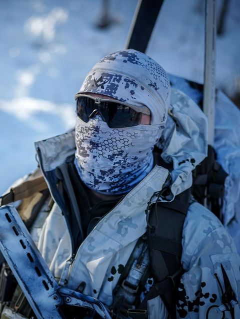 Zwei Soldaten stehen im Schnee.