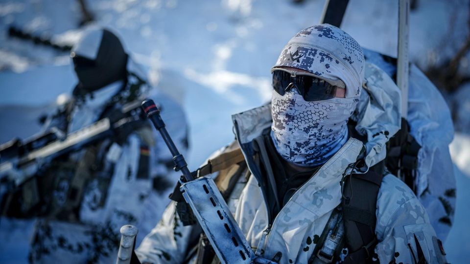 Zwei Soldaten stehen im Schnee.