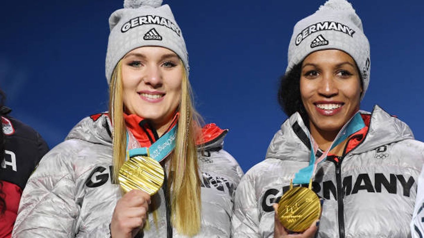 Erfolgreiches Duo: Anschieberin Lisa Buckwitz (links) und Pilotin Mariama Jamanka bei der Siegerehrung für die Goldmedaillengewinnerinnen im Zweierbob bei den Olympischen Spielen in PyeongChang 2018.
