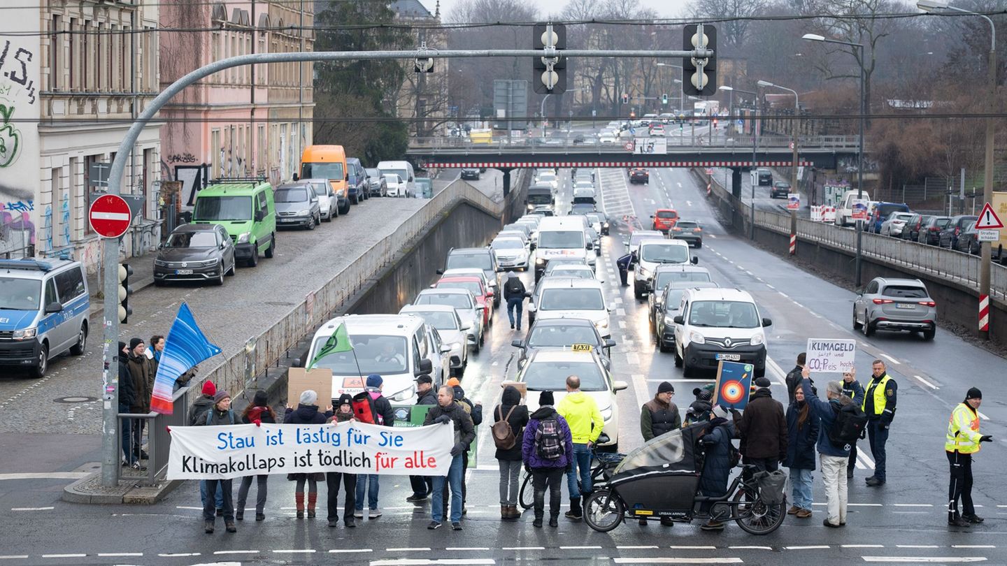 Klima-Aktivsten haben bei einer Straßenblockade eine "Wärmewende" in Dresden hin zu erneuerbaren Wärmequellen verlangt. Foto: Se