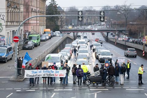 Klima-Aktivsten haben bei einer Straßenblockade eine "Wärmewende" in Dresden hin zu erneuerbaren Wärmequellen verlangt. Foto: Se