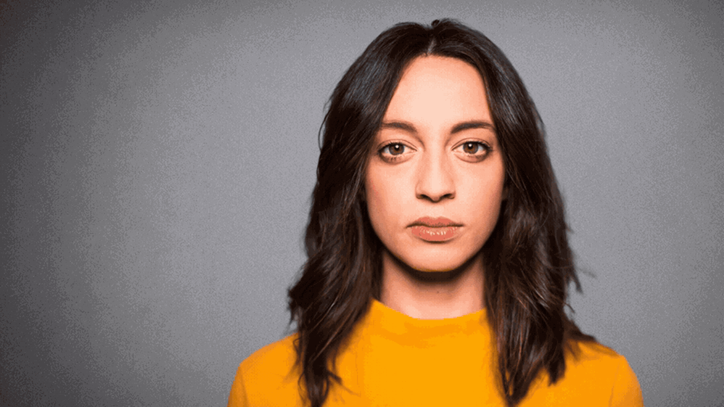 Longevity Animation eines Alterungsprozesses bei einer Frau mit einem gelben Pullover