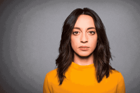 Longevity Animation eines Alterungsprozesses bei einer Frau mit einem gelben Pullover