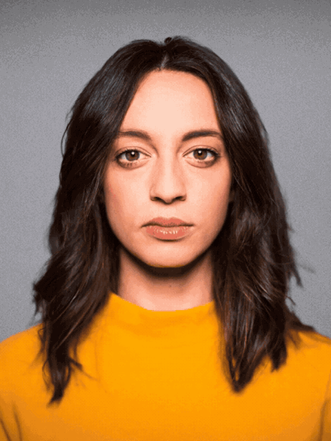 Longevity Animation eines Alterungsprozesses bei einer Frau mit einem gelben Pullover