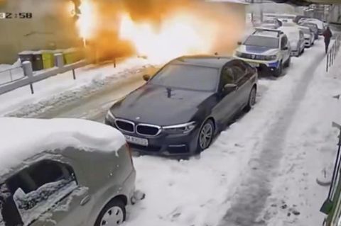 Explosion erschüttert Polizeipräsidium – Video zeigt Detonation