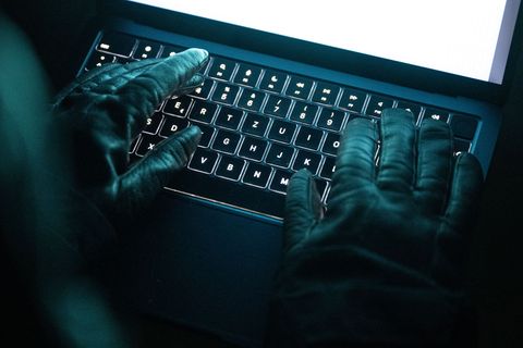 Die Zentralstelle Cybercrime in Bamberg hat Anklage gegen einen 34-Jährigen erhoben. (Symbolbild) Foto: Philip Dulian/dpa