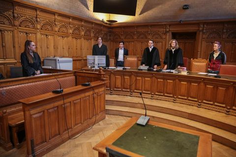 Der Angeklagte hat ein ärztliches Attest für seine Verhandlungsunfähigkeit vorgelegt. Foto: Focke Strangmann/dpa