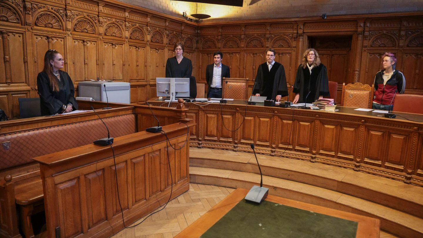 Der Angeklagte hat ein ärztliches Attest für seine Verhandlungsunfähigkeit vorgelegt. Foto: Focke Strangmann/dpa