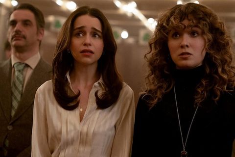 Müssen sich an ihren neuen Alltag als CIA-Agentinnen noch gewöhnen: Bea (Emilia Clarke, l.) und Twila (Haley Lu Richardson) in