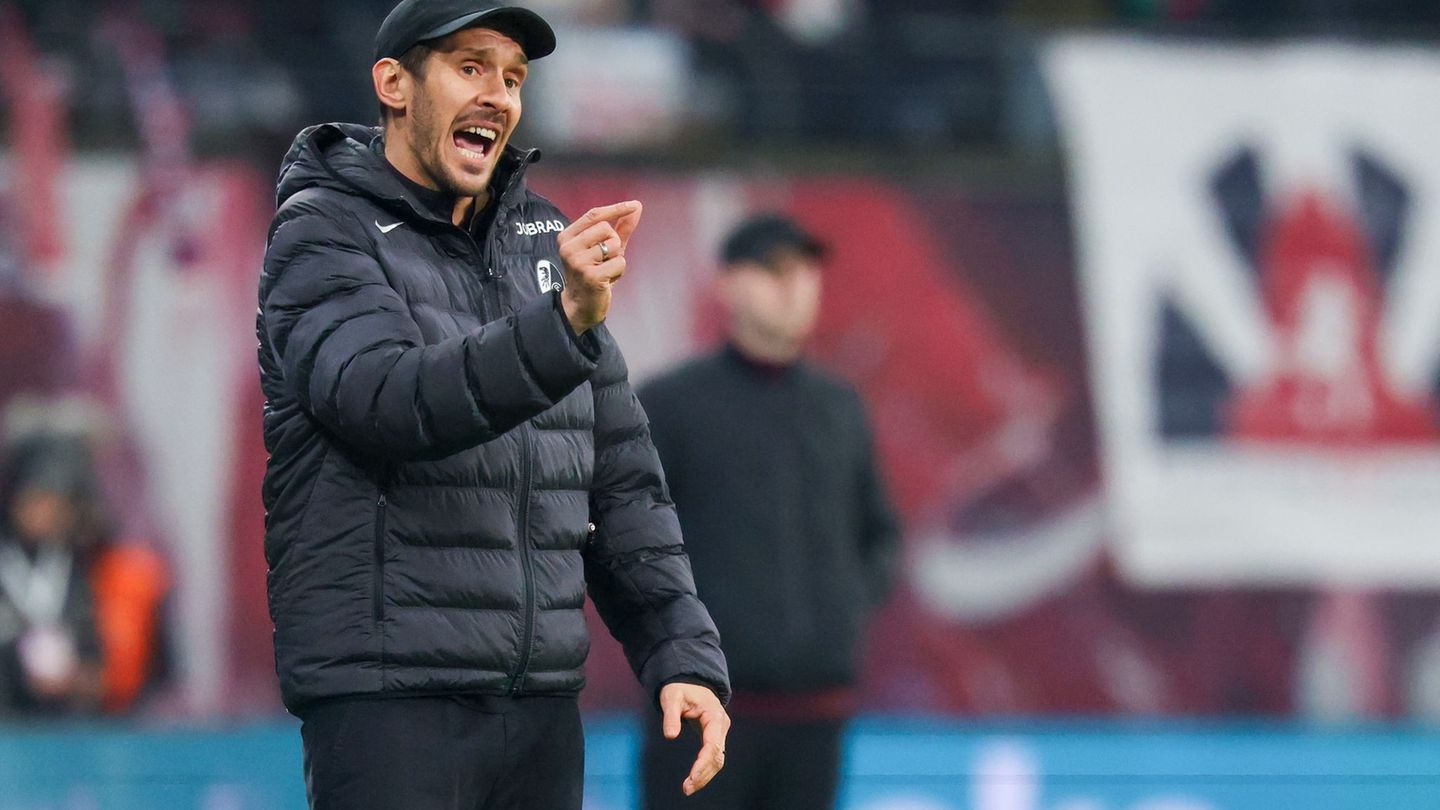 Freiburgs Trainer Julian Schuster haderte mit seiner Offensive in Leipzig. Foto: Jan Woitas/dpa