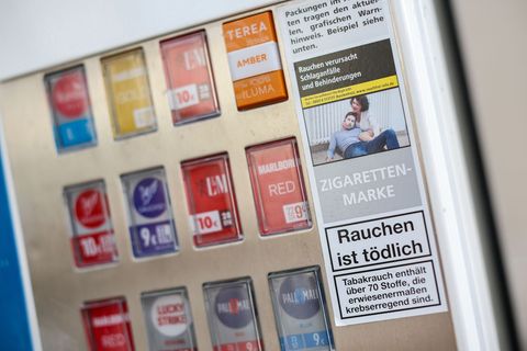 In Franken erbeuteten Unbekannte mit der Sprengung eines Zigarettenautomaten Geld und Ware im Wert von 1.500 Euro. (Symbolbild)