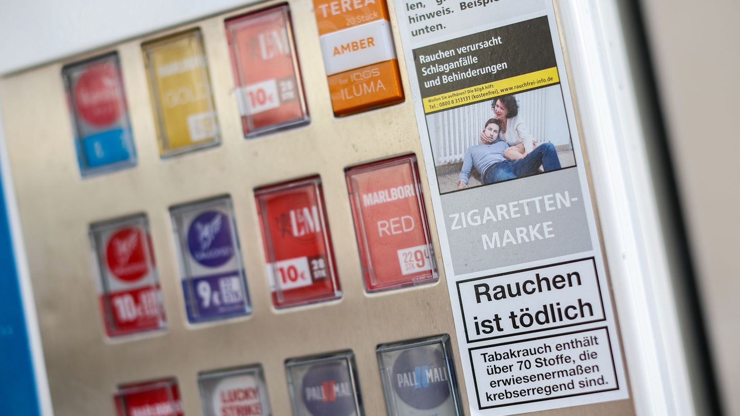 In Franken erbeuteten Unbekannte mit der Sprengung eines Zigarettenautomaten Geld und Ware im Wert von 1.500 Euro. (Symbolbild)