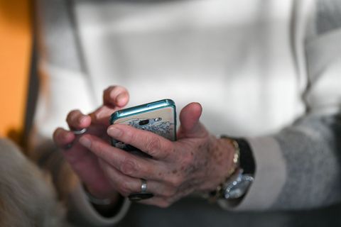 Smartphone? Auch für die allermeisten älteren Leute unverzichtbarer Alltagsbegleiter. (Symbolbild) Foto: Jens Kalaene/dpa-Zentra