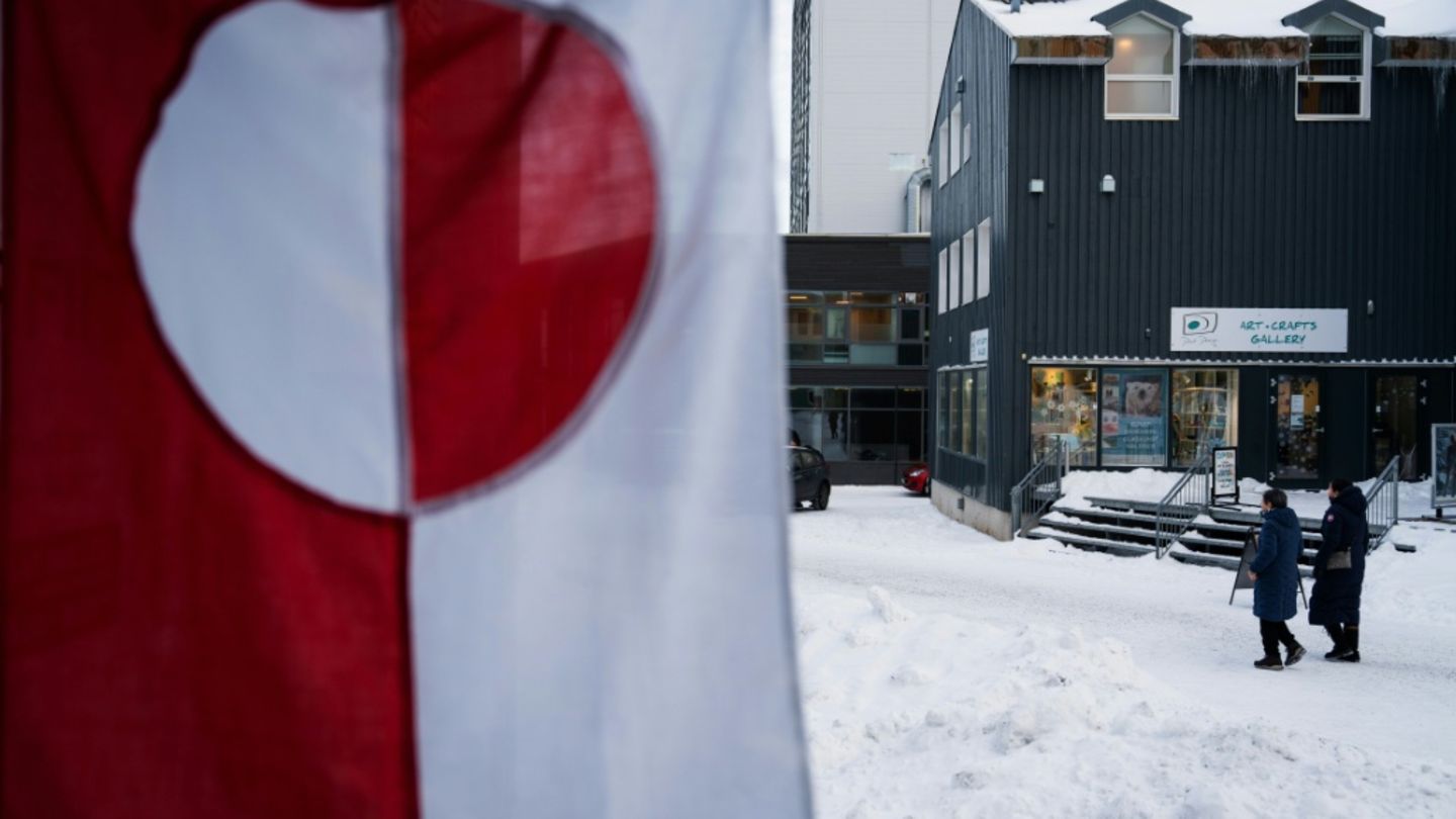 Eine grönländische Flagge in der Hauptstadt Nuuk