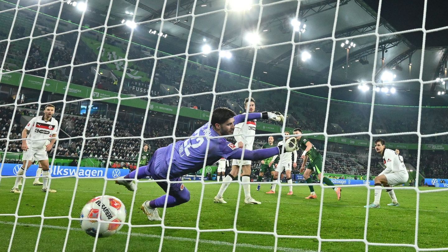 Das Tor zur St.-Pauli-Niederlage: Dzenan Pejcinovic trifft zum 2:1 für den VfL Wolfsburg. Foto: Swen Pförtner/dpa