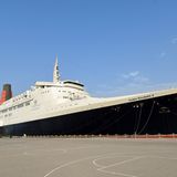 Das rot-schwarz-weiße Kreuzfahrtschiff im Hafen
