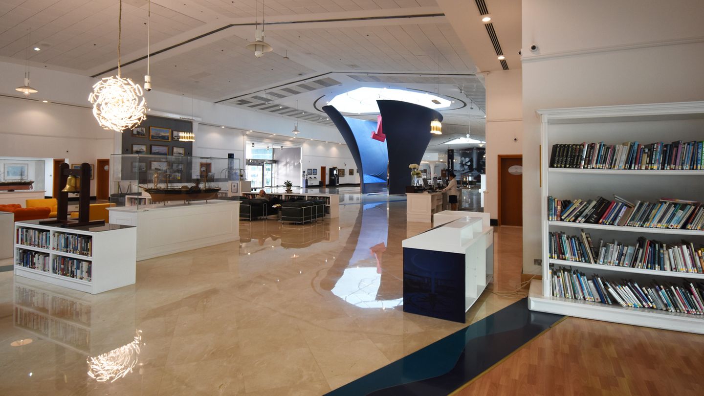 Glatt geschliffener, spiegelnder Boden und Bücherregale im Empfangsgebäude