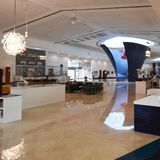 Glatt geschliffener, spiegelnder Boden und Bücherregale im Empfangsgebäude