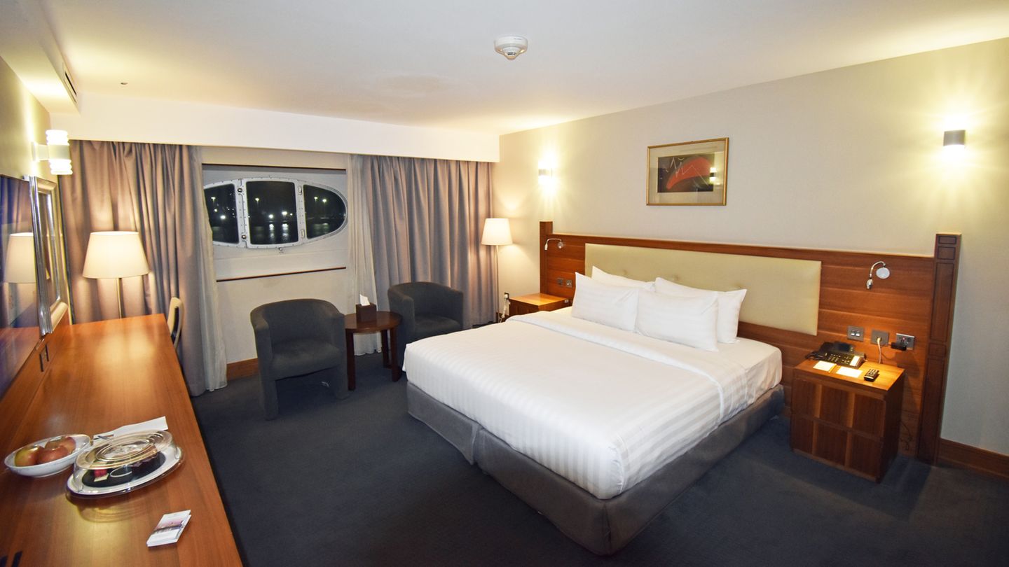 Zeitgemäßes Hotelzimmer auf dem Schiff