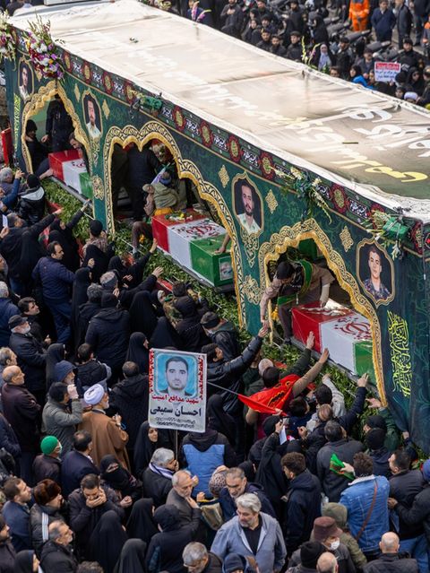 Ein vom iranischen Regime inszenierter Trauerzug.