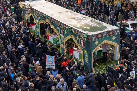 Ein vom iranischen Regime inszenierter Trauerzug.