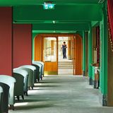 Rot und grün gestrichene Wände in der Bar auf dem Upper Deck