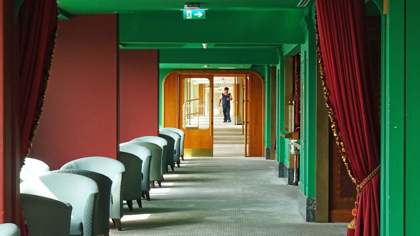 Rot und grün gestrichene Wände in der Bar auf dem Upper Deck