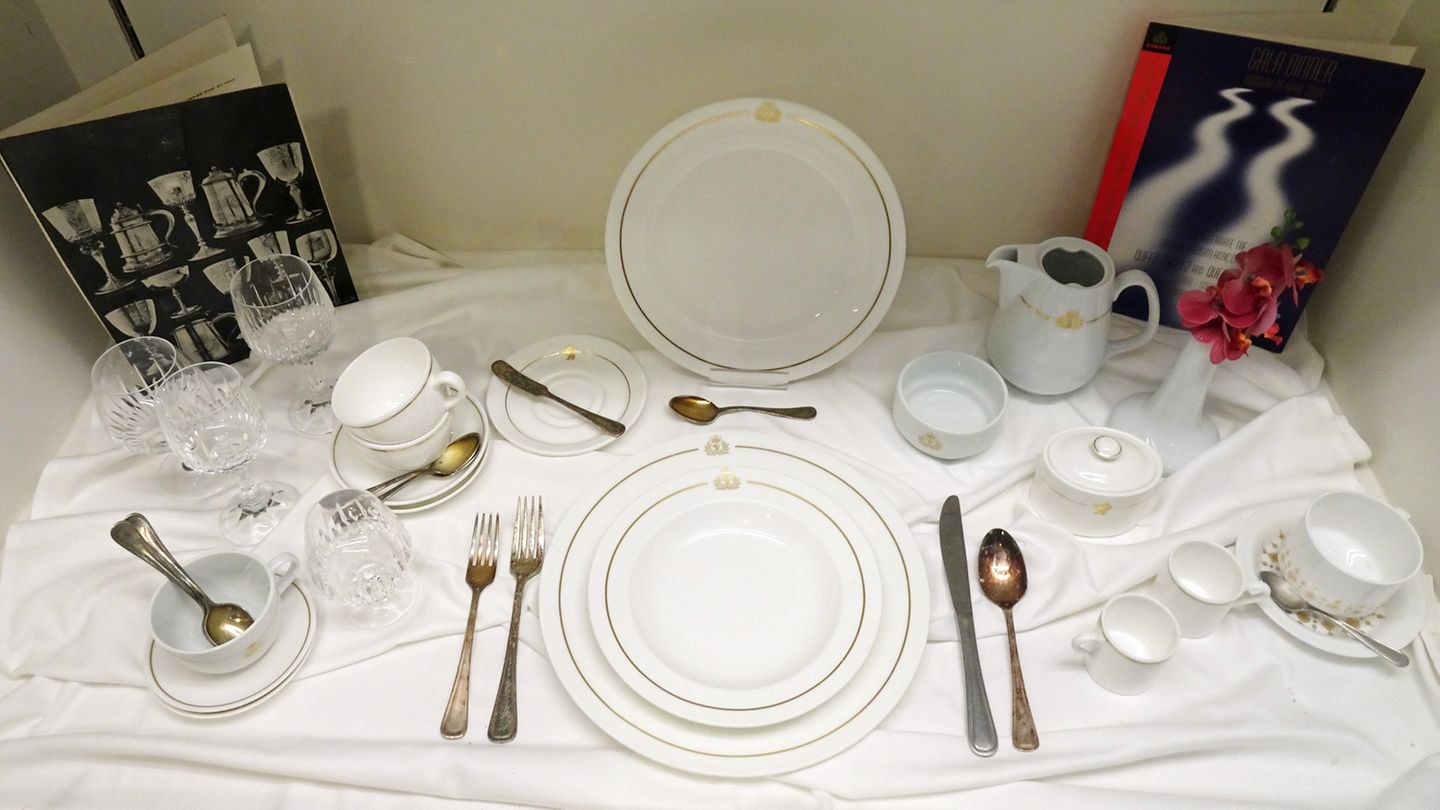 Weiß-goldenes Porzellanservice, Kristallgläser und Messing-Besteck in der Ausstellung