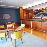 Chart Room in klassischer Einrichtung der siebziger Jahre: Blauer Teppich, gelbe Sessel und viel Holz