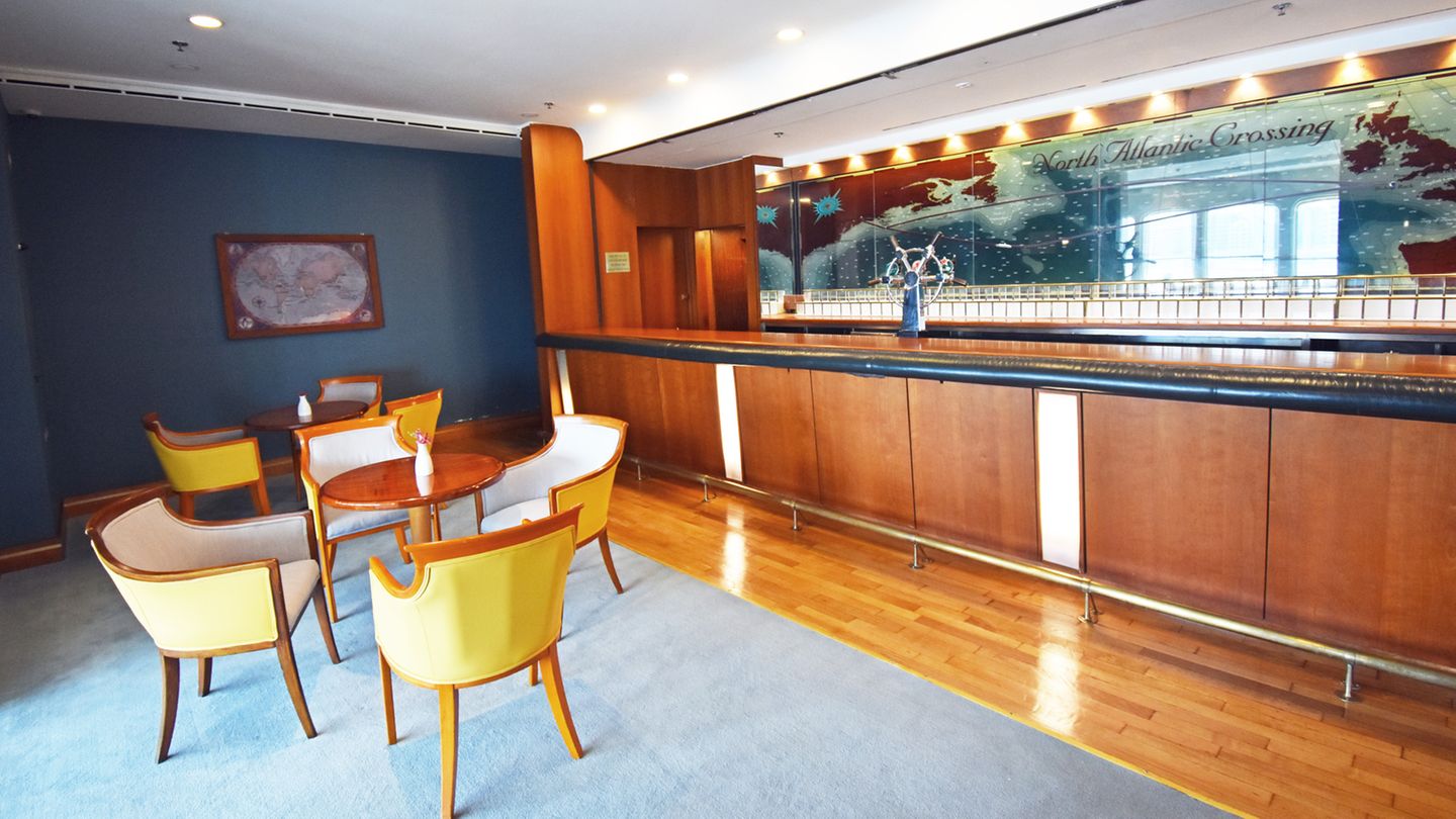 Chart Room in klassischer Einrichtung der siebziger Jahre: Blauer Teppich, gelbe Sessel und viel Holz