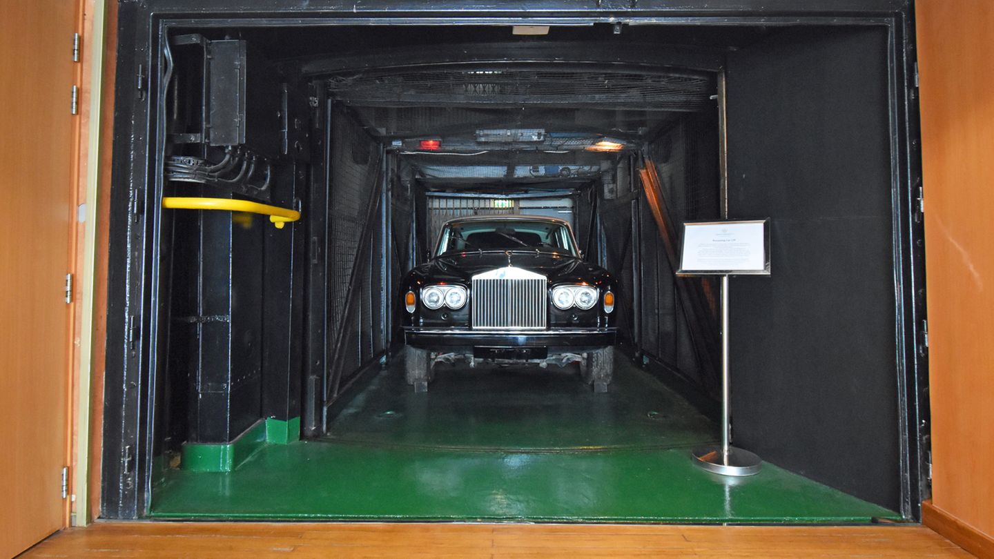 Ausgesteller Rolls-Royce im Schiffsbauch