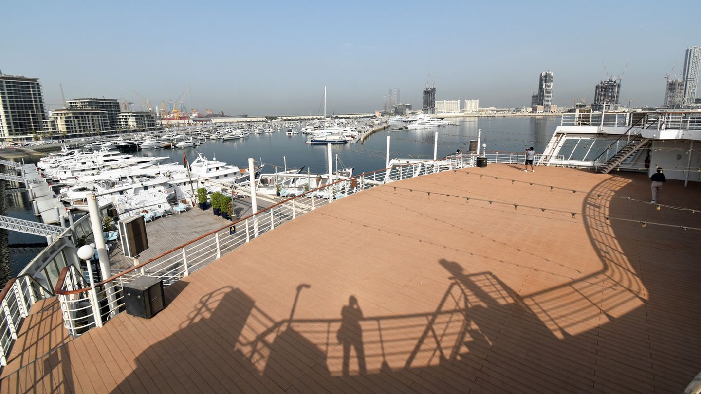 Große Holzterrasse auf dem Außendeck mit Lichterketten und Blick auf den Dubaier Hafen