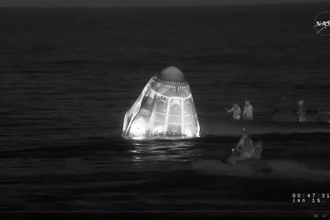 Bergungsschiffe nähern sich der SpaceX Crew-11-Kapsel der NASA. Foto: Uncredited/NASA/AP/dpa