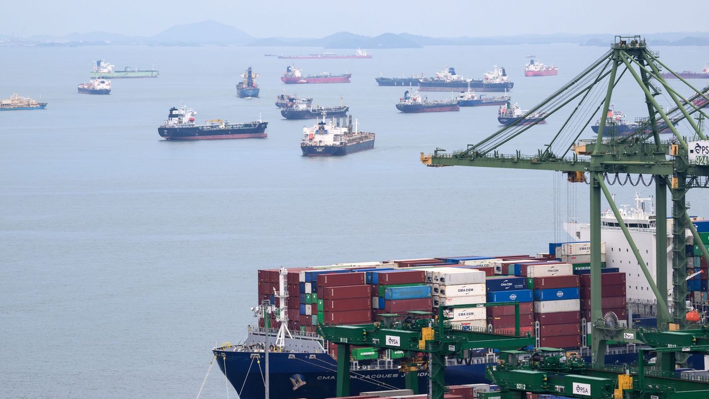 Der Hafen Singapur, der zu den weltgrößten zählt, liegt an der Straße von Singapur. Foto: Bernd von Jutrczenka/dpa