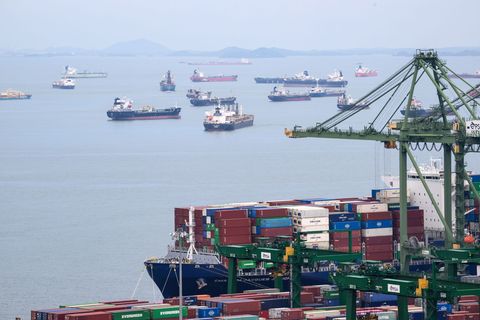 Der Hafen Singapur, der zu den weltgrößten zählt, liegt an der Straße von Singapur. Foto: Bernd von Jutrczenka/dpa