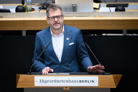 Grünen-Fraktionschef Werner Graf macht dem Regierenden Bürgermeister Kai Wegner (CDU) schwere Vorwürfe. Foto: Bernd von Jutrczen