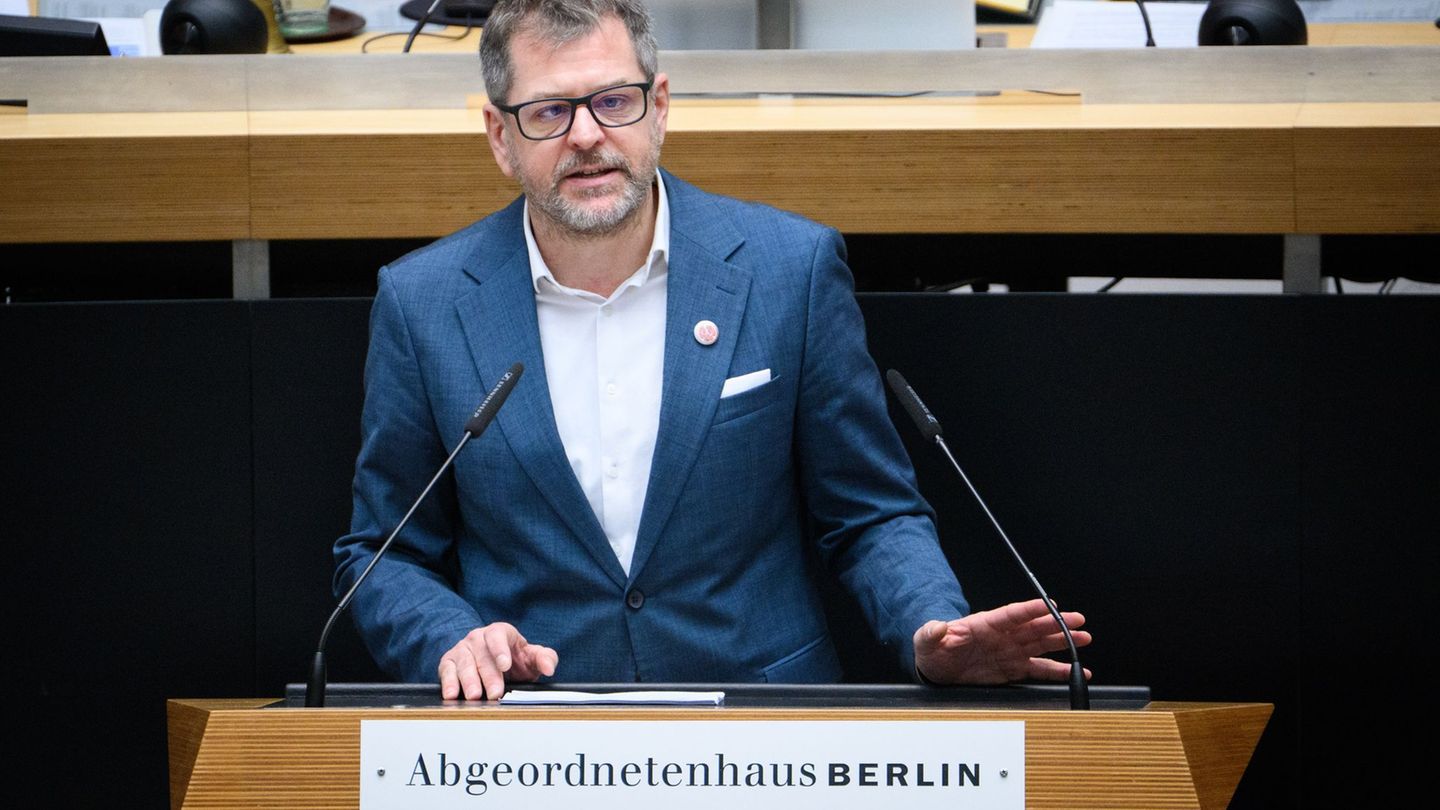 Grünen-Fraktionschef Werner Graf macht dem Regierenden Bürgermeister Kai Wegner (CDU) schwere Vorwürfe. Foto: Bernd von Jutrczen
