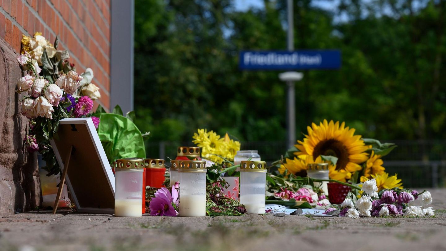 Kerzen und Blumen stehen am Tatort vor dem ehemaligen Bahnhofsgebäude in Friedland, Thüringen