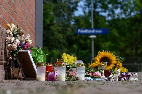 Kerzen und Blumen stehen am Tatort vor dem ehemaligen Bahnhofsgebäude in Friedland, Thüringen