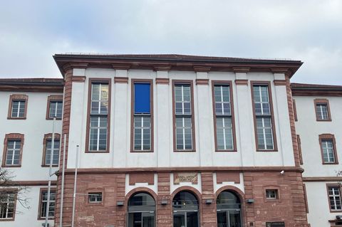 In dem Prozess vor dem Landgericht Hanau geht es um einen Mann, der seine Frau angriff, weil sie sich von ihm trennen wollte. Di