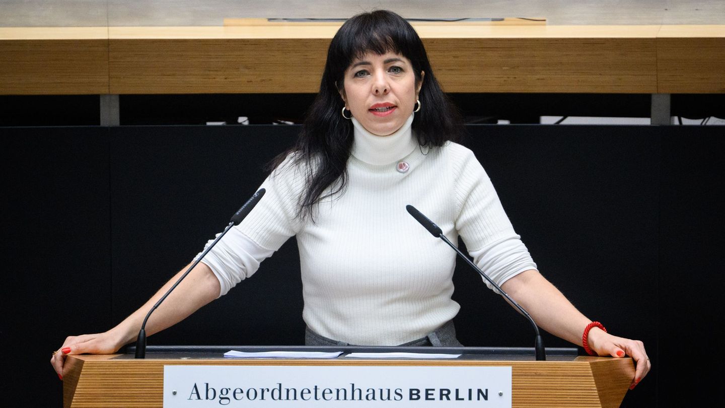 Linke-Spitzenkandidatin Elif Eralp warf dem Regierenden Bürgermeister Kai Wegner (CDU) Empathielosigkeit vor. Foto: Bernd von Ju