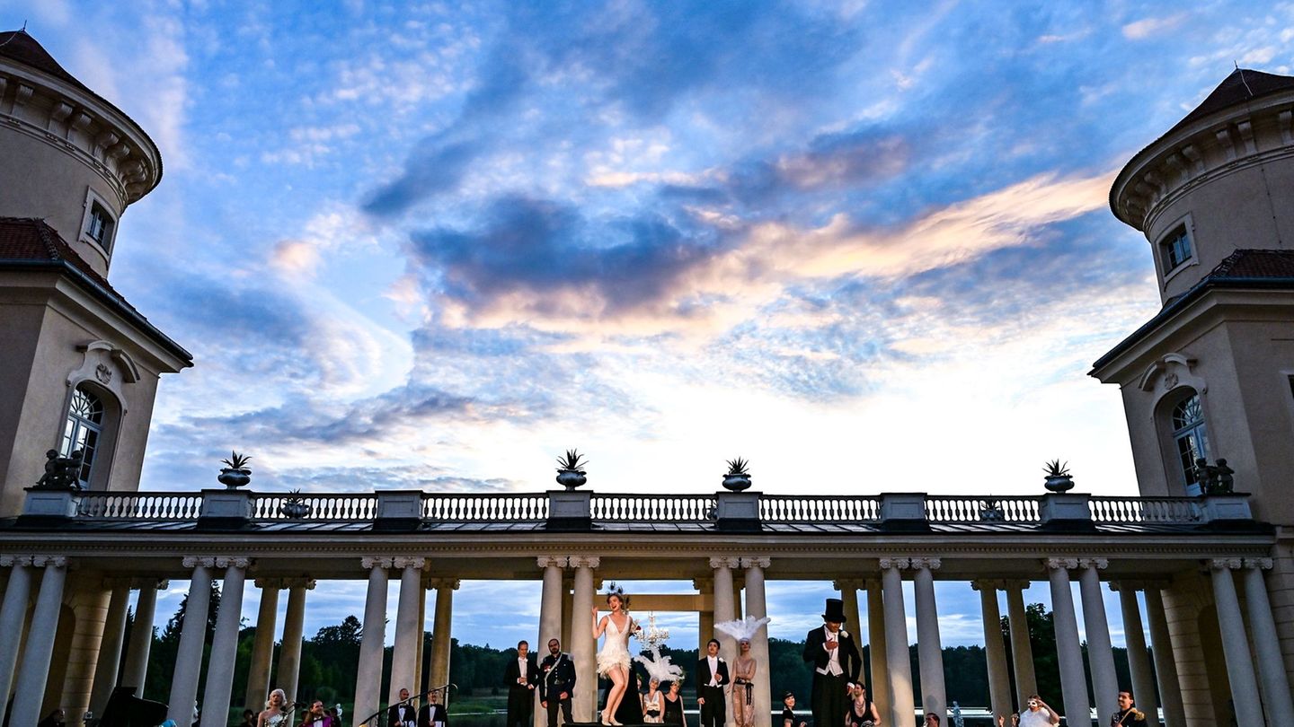Eine der Spielstätten ist in diesem Jahr auch wieder der Schlosshof. (Archivbild) Foto: Jens Kalaene/dpa